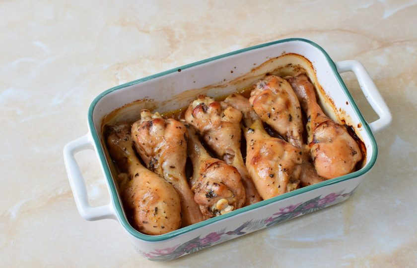 1. Этап. Куриные голени в соевом соусе в духовке: Готовые голени извлеките из духовки, переложите на тарелку и подавайте к столу.