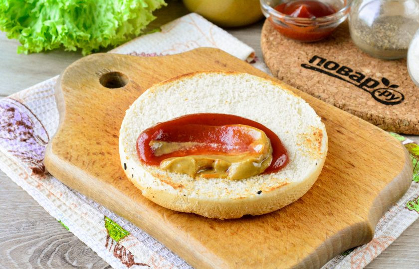 1. Этап. Бургер с курицей, яблоком и сыром: Булку для бургера смажьте кетчупом и добавьте горчицу для пикантности.