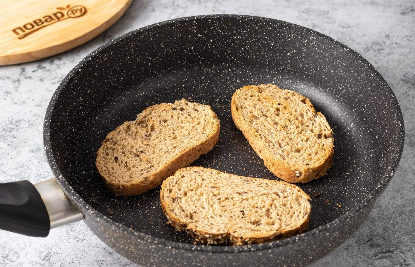 1. Этап. Быстрые бутерброды с авокадо: Ломтики хлеба подсушите в сковороде без масла до хрустящей корочки.