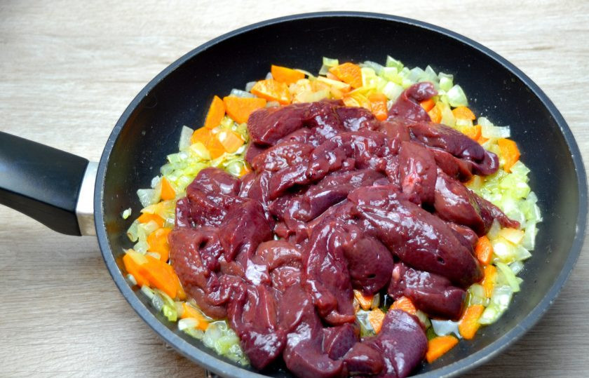 1. Этап. Тушеная печень в кефире: Добавьте в сковороду нарезанную кусочками печень, обжарьте до полуготовности.