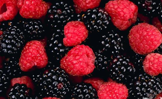 1. Этап. Витаминный напиток Ягодка Мэдли: 1. Если на улице сезон лесных ягод, не поленитесь предварительно заморозить их, чтобы напиток получил необходимую температуру и консистенцию. Однако если вы хотите приготовить напиток для простывшего человека, берите свежие ягоды или разморозьте их – витамины и мед помогут восстановить иммунитет. Оставьте несколько целых ягод на украшение.