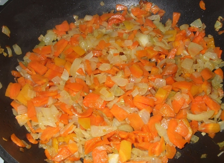 1. Этап. Уха из головы семги: На сковороде разогреваем растительное масло и обжариваем морковь с луком до золотистого цвета.