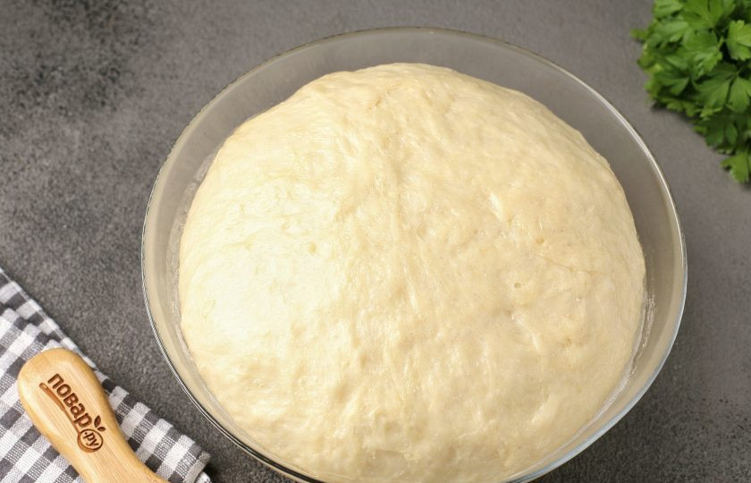 1. Этап. Дрожжевое тесто на подсолнечном масле для печёных пирожков: За это время тесто должно увеличиться в размере примерно в 2 раза.