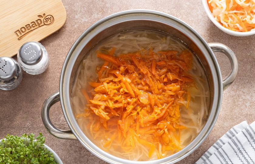 1. Этап. Щи из квашеной и свежей капусты: Добавьте овощную зажарку с квашеной капустой в кастрюлю.