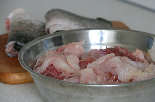 1. Этап. Рыбные котлеты из щуки: Кладем филе шкурой вниз и счищаем мясо при помощи ножа или ложки, кладем в глубокую миску.