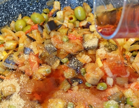 1. Этап. Овощи по-сицилийски с каперсами: 13. И уксус. Это и есть наш секрет. Консервированные каперсы с оливками прекрасно соединяются, образовывая гармоничный вкус.