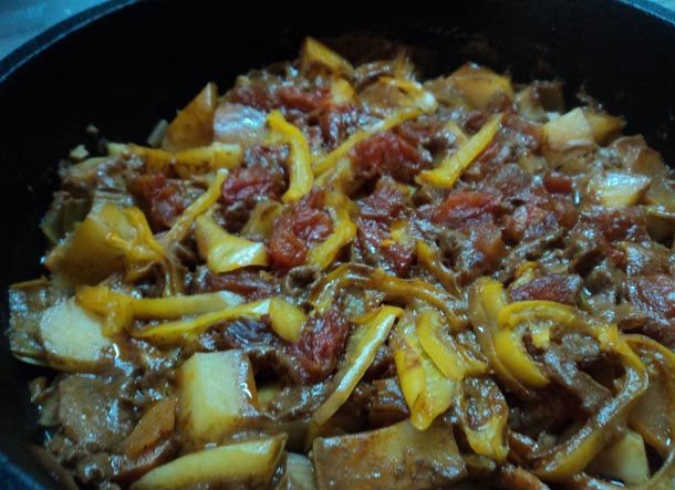 1. Этап. Свинина, тушенная в пиве: Доведи до кипения жаркое, затем казанок накрыли крышкой и отправили в разогретую до 180 градусов духовку часа на полтора. Пиво почти вытушится.