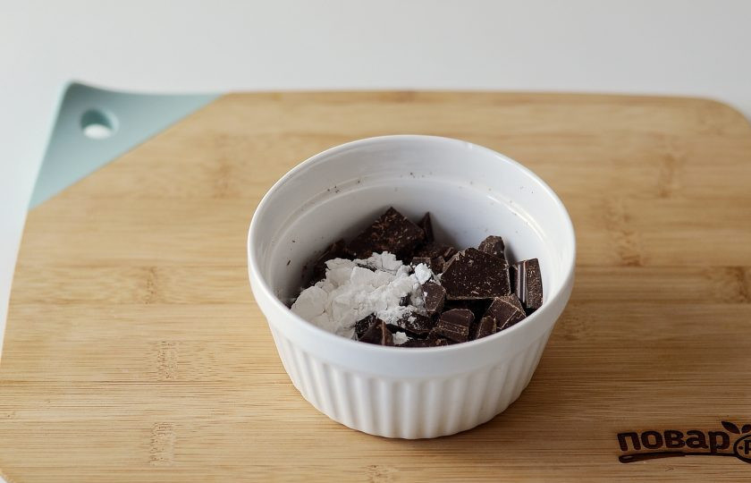1. Этап. Торт на кокосовом молоке: Для крема мелко измельчите шоколад, добавьте крахмал и поставьте на водяную баню. Растопите шоколад.