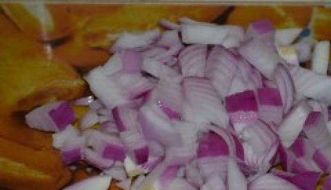 1. Этап. Гуляш из колбасы: 2. Лук нарежьте полукольцами.