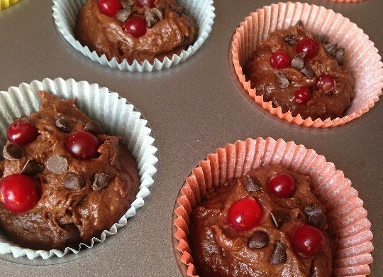 1. Этап. Очень шоколадные маффины с клюквой: 10. И сверху добавим по несколько ягодок клюквы и шоколадные капли.