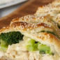 Cлоеный пирог с курицей и брокколи
