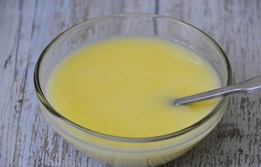 1. Этап. Печенье Анзак: Растопите в микроволновой печи сливочное масло и добавьте в него мед. Размешайте.