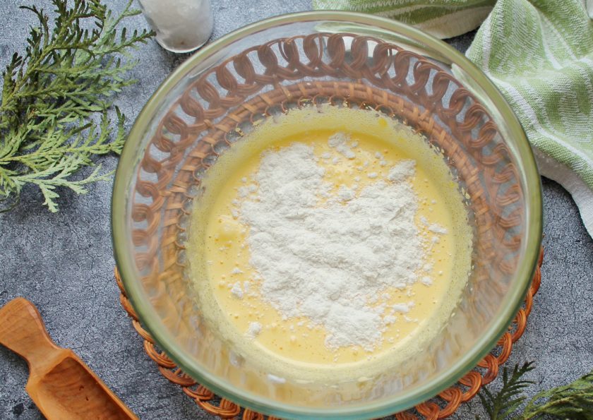 1. Этап. Бисквитный рулет с киви: Муку соедините с разрыхлителем и просейте в яичную массу. Все аккуратно перемешайте до однородного теста.