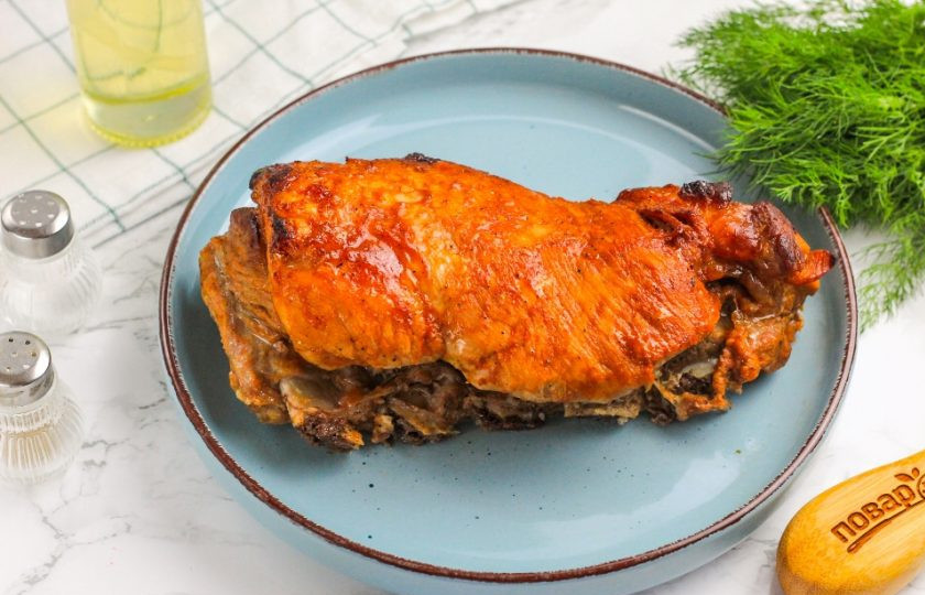 1. Этап. Свиные ребрышки на мангале: Готовые ребрышки выложите на тарелку и накройте крышкой или миской, оставляя на 5-8 минут, чтобы сок равномерно распределился по мясу.