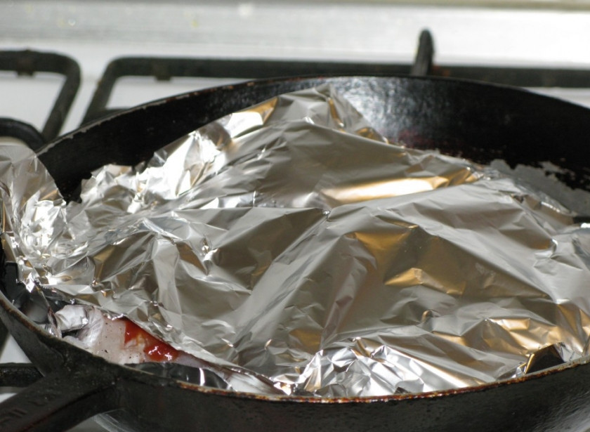 1. Этап. Пангасиус с картошкой в духовке: Закрываем все фольгой и запекаем в духовке 45 минут, температура 180 градусов.