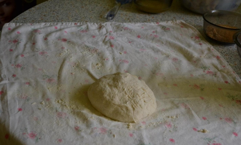 1. Этап. Яблочный штрудель из бездрожжевого теста: 5. На столе расстилаю полотенце или мягкую ткань, посыпаю ее мукой, выкладываю тесто.