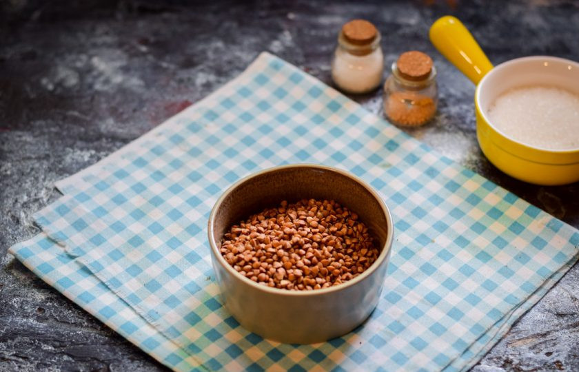 1. Этап. Гречневая каша для грудничка: Подготовьте гречневую крупу - вымойте хорошо и просушите.