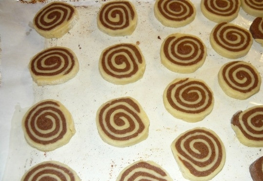 1. Этап. Печенье Улитка: Нарезаем рулет на кругляшки толщиной 5-7 мм. Выкладываем на смазанный маслом или застеленный пергаментом противень. Выпекаем в разогретой до 180 градусов духовке минут 20-25.