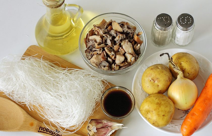 1. Этап. Грибной суп с фунчозой: Подготовьте все ингредиенты.