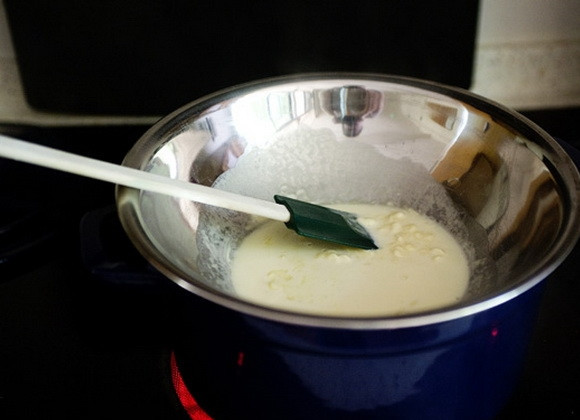 1. Этап. Мусс для торта: 1. Для приготовления белый шоколад разламываем на небольшие кусочки и отправляем в железную миску или сотейник, отправляем его на водяную баню и топим, добавляем 100 миллилитров сливок и растапливаем, непрерывно помешивая.