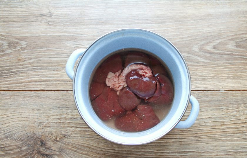 1. Этап. Говяжьи почки с картошкой: Сначала займитесь почками. Залейте их холодной водой на 5-6 часов, меняя воду 2-3 раза, очистите от протоков, жира. Промойте, отваривайте почки в чистой воде в течение 2-3 минут после закипания, слейте бульон, и промойте почки. Повторите отваривание еще 3-4 раза и отварите их в соленой воде в течение 60-90 минут, достаньте и дайте остыть.