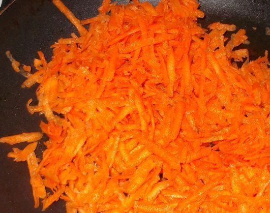 1. Этап. Икра кабачковая обжаренная: 4. Так же поступаем с морковью и помидорами (вместо помидоров можно взять томатную пасту или сок). Затем смешиваем все обжаренные овощи, добавляем немного сахара по вкусу, соли и специй (я использую только черный молотый перец).