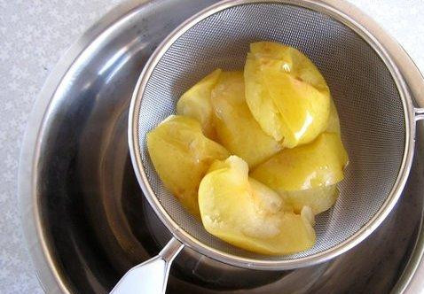 1. Этап. Яблочное желе: Затем яблоки перетираем через сито.