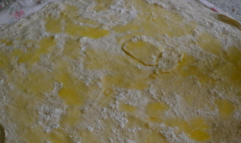 1. Этап. Яблочный штрудель из бездрожжевого теста: 6. Скалкой или вручную растягиваю тесто по размеру ткани, все время посыпая его мукой, нужно сделать его очень тонким.