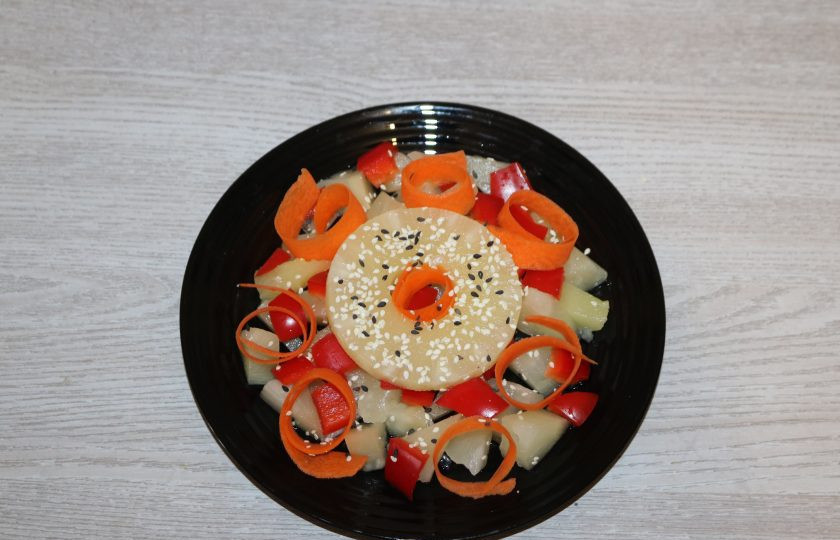 1. Этап. Салат из моркови с ананасом: Сверху выложите колечко ананаса, посыпьте кунжутом , полейте оливковым маслом.