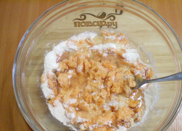 1. Этап. Морковная запеканка на скорую руку: 5. Добавляем масло, гашеную уксусом или лимонным соком соду.