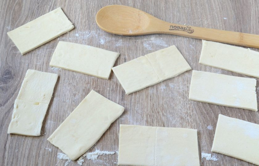 1. Этап. Кармашки с яблочными пирожками: Порежьте тесто на прямоугольники примерно 4х7 см. Прямоугольников должно быть парное количество.