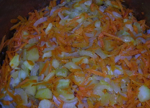 1. Этап. Кабачковая икра без помидоров на зиму: 4. Добавьте пропущенный через пресс чеснок. Овощи накройте крышкой и оставьте тушиться на медленном огне на полчасика.