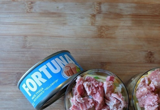 1. Этап. Салат из тунца с йогуртовой заправкой: Сверху кладём размятый тунец. Из расчёта 1/4 банки на порцию. У меня тунец ТМ FORTUNA.