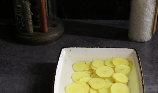 1. Этап. Филе сибаса под чешуёй из картофеля: Картофель небольшого размера режем на ломтики толщиной 2,5 – 3 мм. (Я использую овощерезку с регулировкой толщины) и ставим вариться в холодной подсоленной воде на 10 минут.