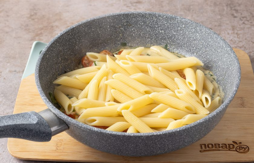 1. Этап. Пенне со шпинатом: Добавьте пенне и прогрейте все вместе пару минут.