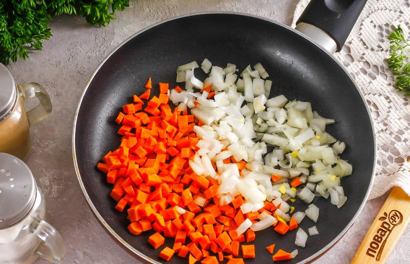 1. Этап. Молочный суп с капустой и картофелем: Лук и морковь нарежьте мелкими кубиками. Отпассеруйте обе нарезки в растительном масле примерно 3-5 минут до румяности.