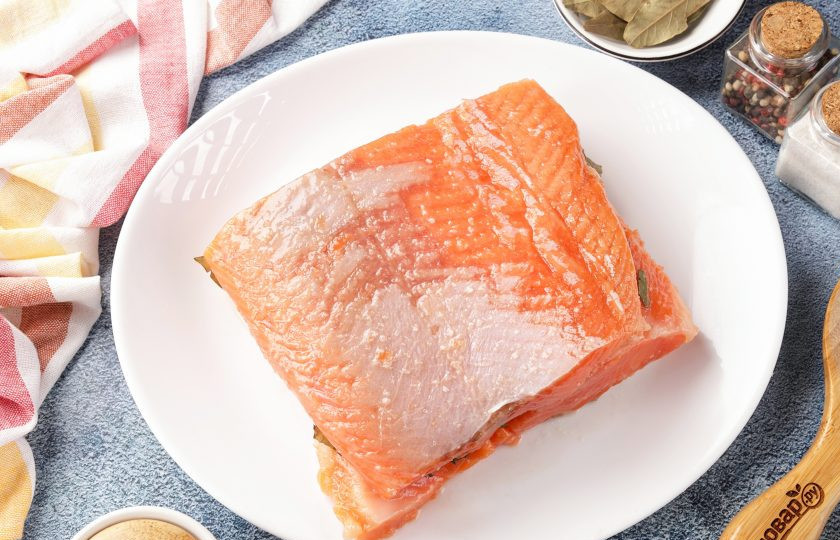 1. Этап. Слабосолёная форель в домашних условиях: Накройте каждый пласт вторым куском.