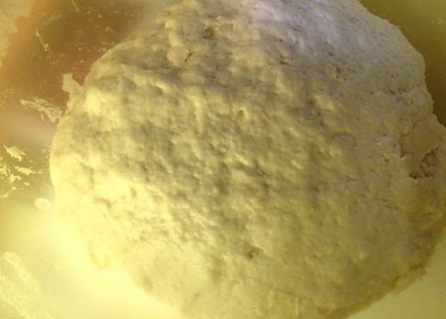 1. Этап. Хлебная Ромашка: Через 15 минут добавьте соль, еще 1 ст. л. сахара, 2 желтка. Туда же отправьте оливковое масло и просеянную муку. Замесите тесто, соберите в ком, накройте полотенцем и поставьте в теплое место на 1,5 часа.