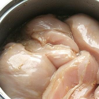 1. Этап. Копченые куриные грудки: 2. Промываем куриное филе, обсушиваем и на две половинки разрезаем. Затем замачиваем в приготовленном маринаде куриное филе, и примерно часа на два-три отправляем в холодильник (можно оставлять на целые сутки). Когда куриные грудки промаринуются, достаем их и обсушиваем.