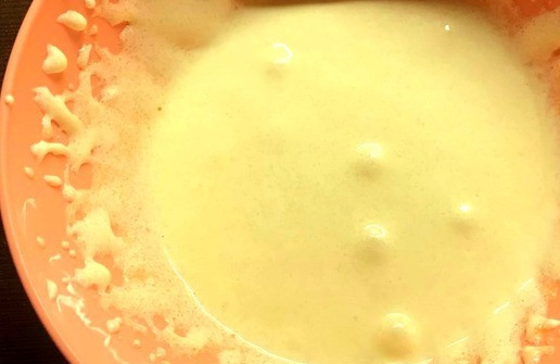 1. Этап. Бисквитный пирог с полентой: Белки отделить от желтков. Желтки взбить с 100г сахара.