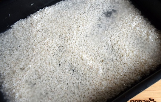 1. Этап. Курица с рисом и овощами в фольге: Залейте двумя стаканами куриного бульона или воды.