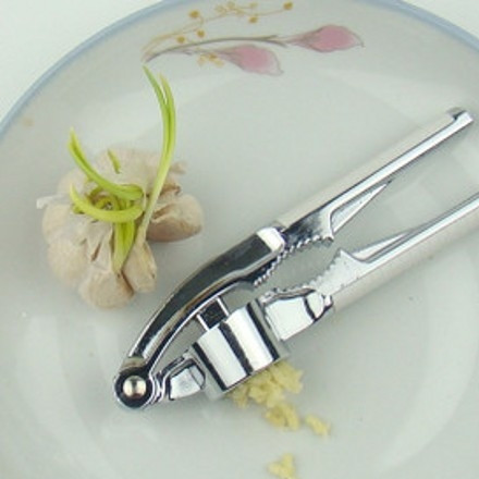 1. Этап. Тарталетки на праздничный стол: 2. Добавляем выдавленный чеснок и майонез. Хорошо все перемешиваем.