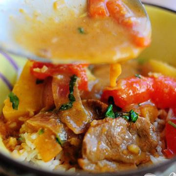 1. Этап. Утка карри по-тайски: поверх риса положите мясо утки с овощами и полейте сверху соусом.