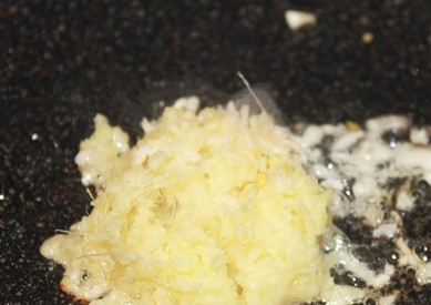 1. Этап. Креветки в устричном соусе: Хорошо разогреваем вок с растительным маслом, обжариваем 1-2 минуты чеснок и имбирь.