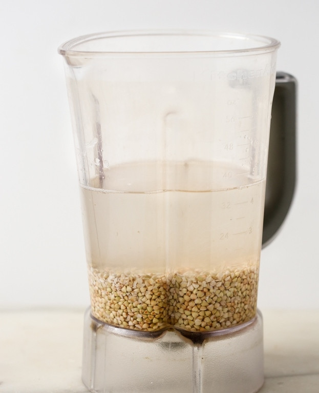 1. Этап. Гречневое молоко: Достаньте гречку из банки, тщательно ее промойте под холодной водой. Всыпьте в блендер, залейте водой и взбивайте в течение 5-6 минут.