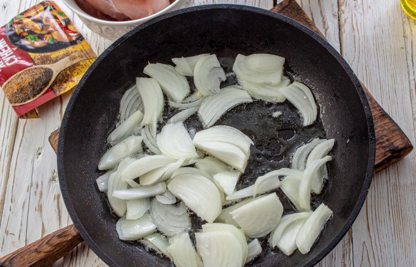 1. Этап. Лобио с курицей и красной фасолью: В сковороде нагрейте масло, выложите лук нарезанный на тонкие перья и обжарьте его пару минут.