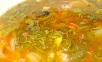 1. Этап. Солянка без огурцов: Как только бульон начнет кипеть, кладем туда мясную нарезку, обжаренную до золотистой корочки. Добавляем специи и зелень по вкусу. Оставляем нашу солянку вариться на тихом огне еще 10 минут. Подается такое блюдо предпочтительно со сметаной. Приятного аппетита!