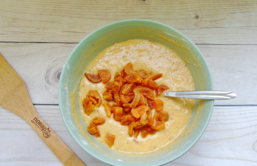 1. Этап. Пирог с тыквой и курагой: Курагу помойте и залейте кипятком на 5-6 минут. После воду слейте, курагу нарежьте и выложите в тесто.