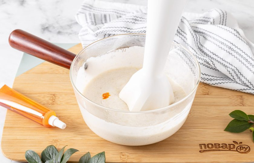 1. Этап. Банановый мусс: Снимите с плиты сотейник и пробейте погружным блендером до однородности.