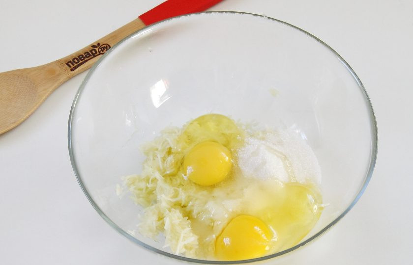 1. Этап. Оладьи из кабачков на кислом молоке: Добавьте к кабачку яйца, сахар и соль.